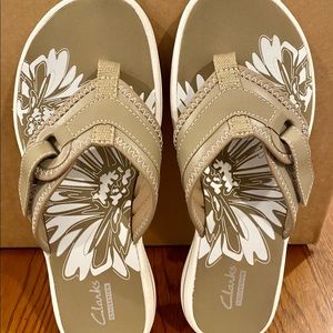 Sketchers new tan sandals with white trim